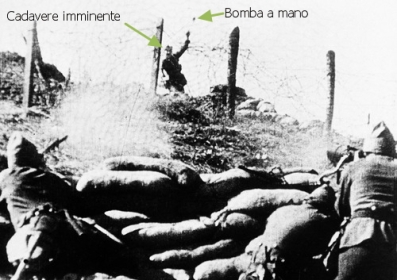 Le truppe lealiste difendono Burgos,  in Spagna,  a  settembre 12, 1936,  mentre uno dei soldati nazionalisti attaccano lancia una bomba a mano nel corso delle difese di filo spinato.