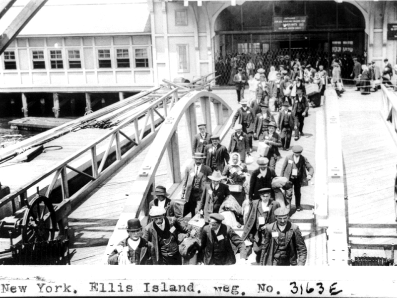 Cento anni fa record di immigrati a New York. Immigrati europei appena sbarcati a Ellis Island ai primi del '900