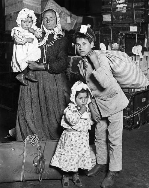 Immigrati italiani arrivo a Ellis Island, New York, 1905 - Lewis Hine