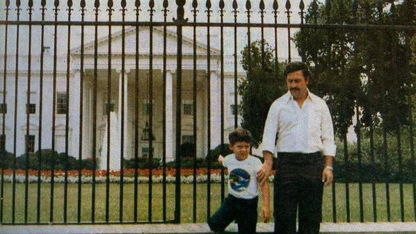 Notorious signore della droga Pablo Escobar e suo figlio di fronte alla Casa Bianca. Washington, 1980