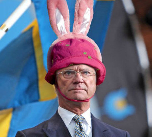 https://raimondorizzo.files.wordpress.com/2014/05/hilarious_photos_of_the_swedish_king_wearing_absurd_hats_640_03.jpg
