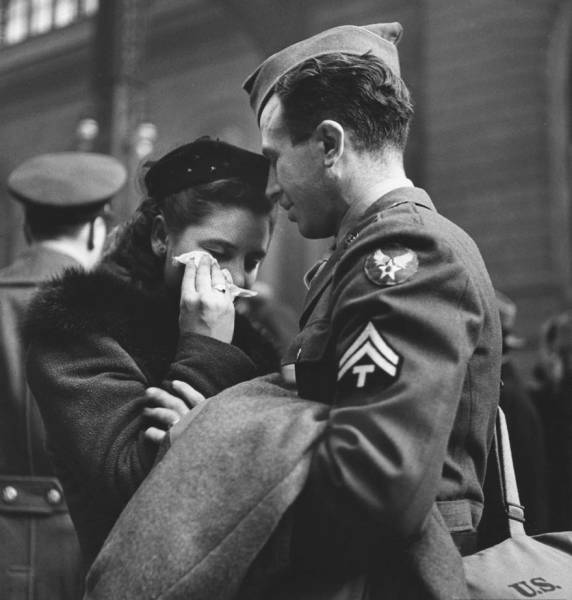 vintage_black_and_white_photos_about_love_during_wartime_640_14