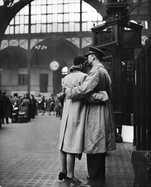 vintage_black_and_white_photos_about_love_during_wartime_640_15