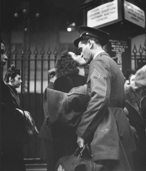 vintage_black_and_white_photos_about_love_during_wartime_640_25