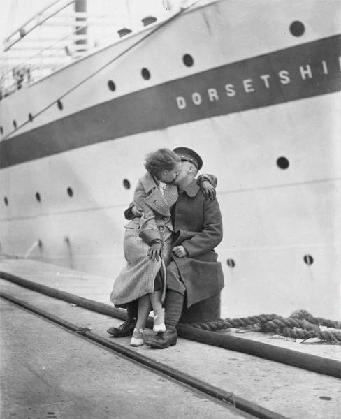 vintage_black_and_white_photos_about_love_during_wartime_640_29
